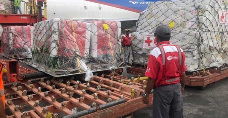 KRIZA/ “Dorëzohet” Maduro, Venezuela pranon ndihmat e para humanitare