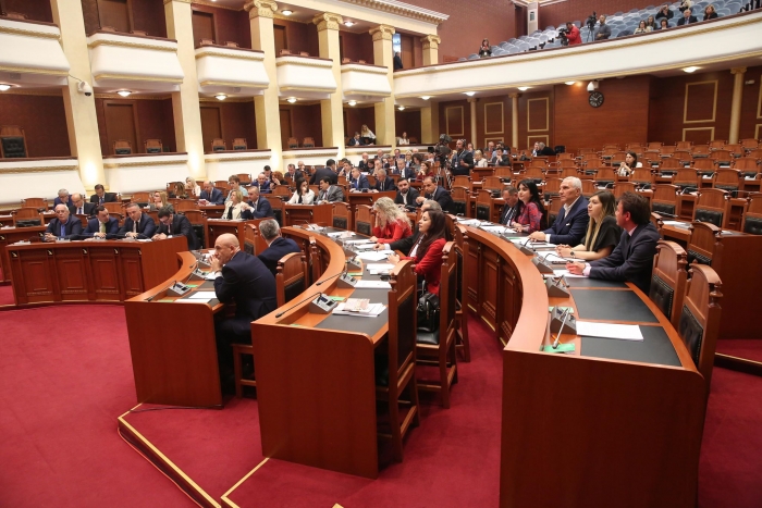 DY DEPUTETË TË RINJ BETOHEN SOT NË KUVEND/ Çfarë do të bëjë opozita e bashkuar