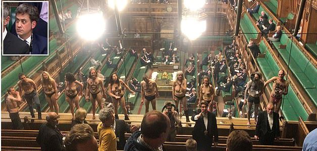 E PAZAKONTË NË SEANCËN PLENARE/ Protestuesit gjysmë të zhveshur ndërpresin debatin e “Brexit”