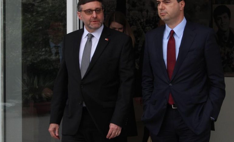 “HYNI NË ZGJEDHJE”/ Basha nuk e pret mirë mesazhin e Palmer. Shfaqet i… (FOTO)