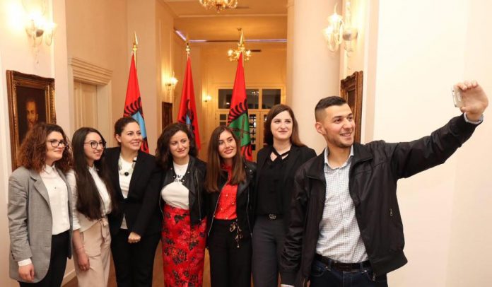 PAKTI PËR UNIVERSITETIN/ 6 studentë ekselentë punësohen në Ministrinë e Mbrojtjes