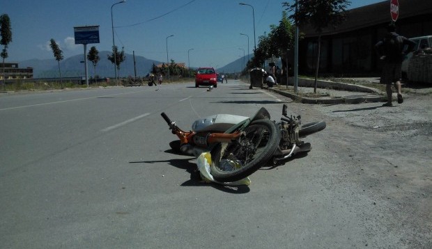 AKSIDENT NË SHKODËR/ Del nga rruga me motoçikletë, plagoset…