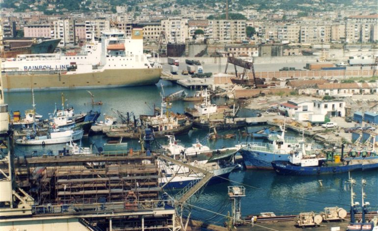 E FUNDIT/ Bllokohet një kontenier me mallra të falsifikuara në portin e Durrësit
