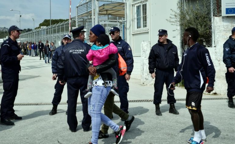KAOS NË SELANIK/ Qindra refugjatë po tentojnë të hyjnë në Maqedoninë e Veriut