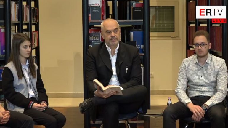 DITA NDËRKOMBËTARE E LIBRIT/ Kryeministri Rama lexon vargjet e Ismail Kadaresë