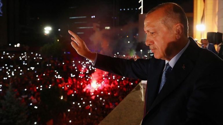 “HUMBI KRYEQYTETIN”/ Erdoğan: Për herë të 15-të, populli ynë na bëri fitues në zgjedhje