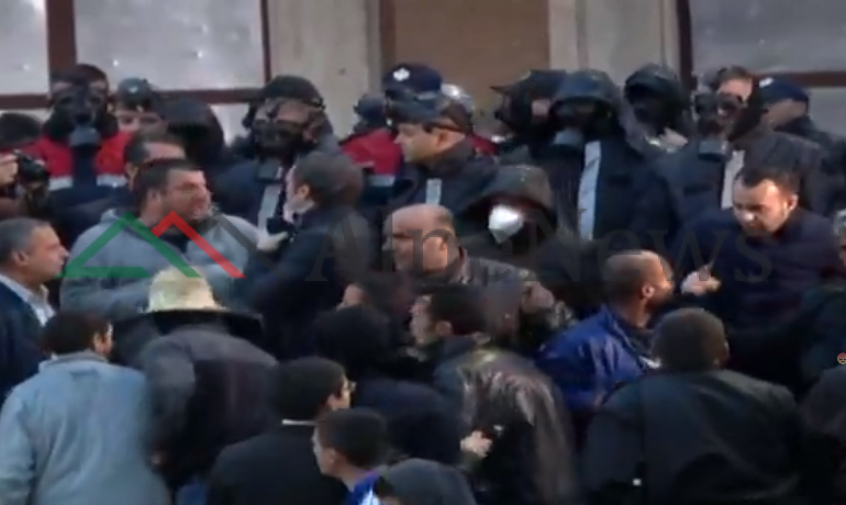 E FUNDIT/ Protestuesit i djegin fytyrën POLICIT me fishekzjarre