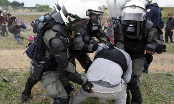 “ËSHTË GËNJESHTËR QË…”/ Policia greke përleshet me imigrantët, bllokon rrugën e kufirit
