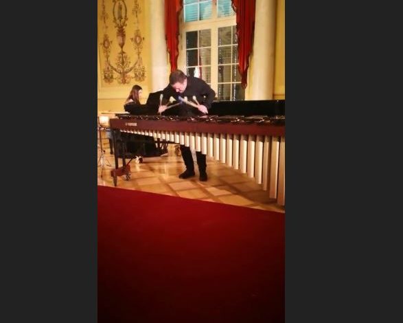 PO MAHNIT GJERMANINË/ Njihuni me instrumentistin virtuoz shqiptar