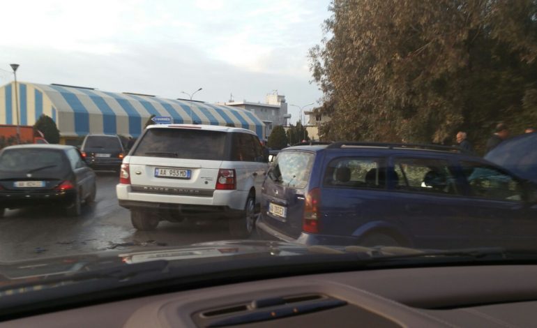 LAGËSHTIRA E NXJERR NGA RRUGA/ “Range Rover” përplaset me shtyllën dhe…