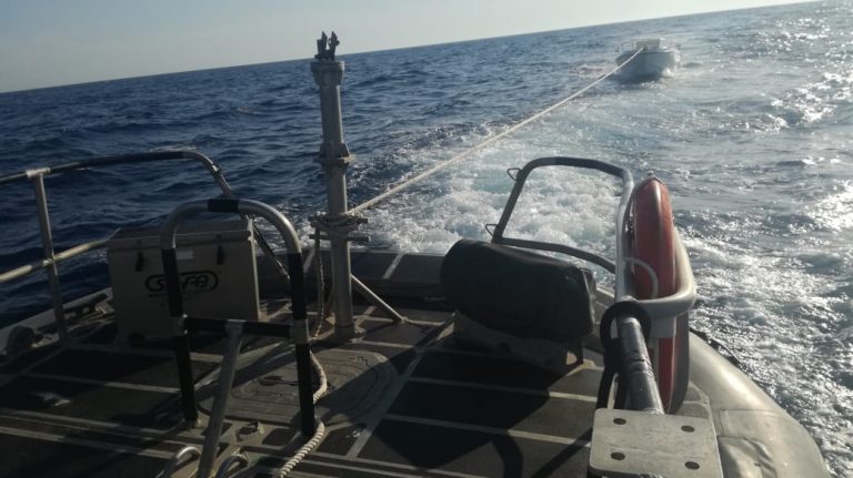RREZIKUAN MBYTJEN/ Forca Detare shpëton 2 peshkatarë në Vlorë