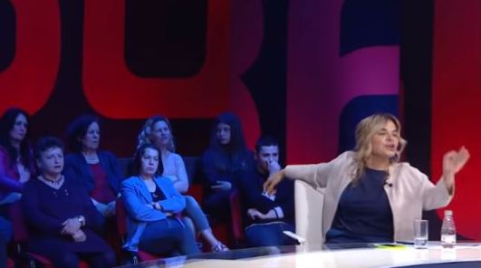“MU BËFSHIN HELM PËR FËMIJËT”/ Kryemadhi përplaset me qytetaren: Boll, pusho, më dëgjo mua… (VIDEO)