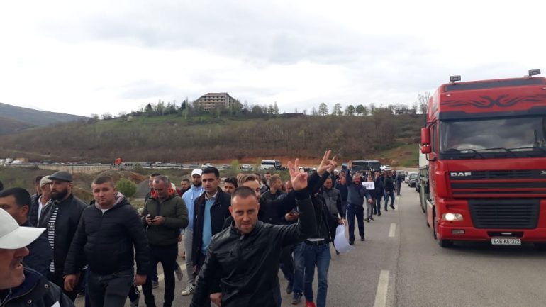 I BLLOKUAN RRUGËN KRYEMINISTRIT/ Procedohen 13 shtetas në Kukës