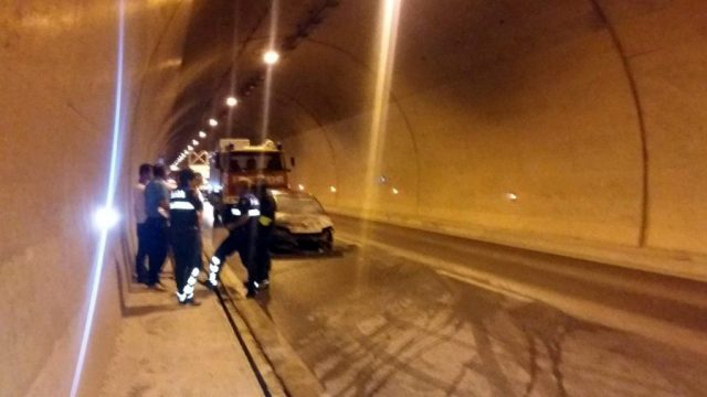 UDHËTONTE DREJ TIRANËS/ Si mori flakë makina brenda tunelit. Drejtuesi doli… (VIDEO)