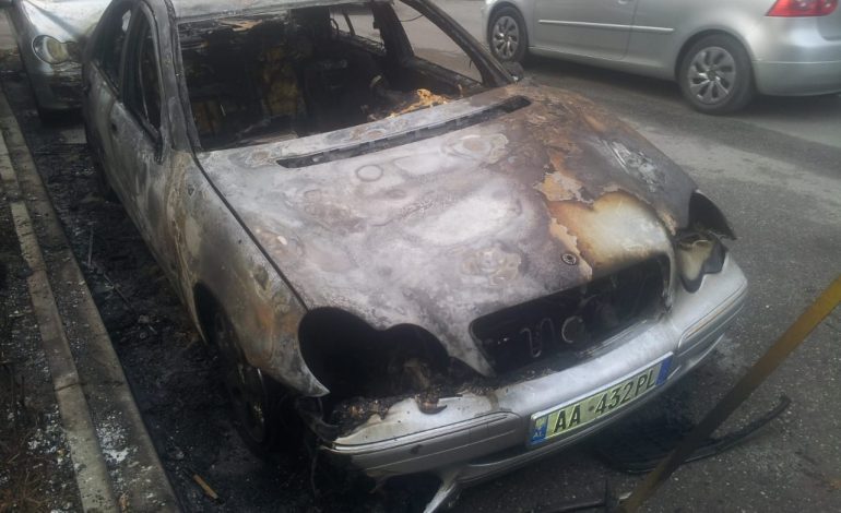 PANIK NË FIER/ Ja çfarë u gjet në brendësi të makinës së djegur në periferi të qytetit