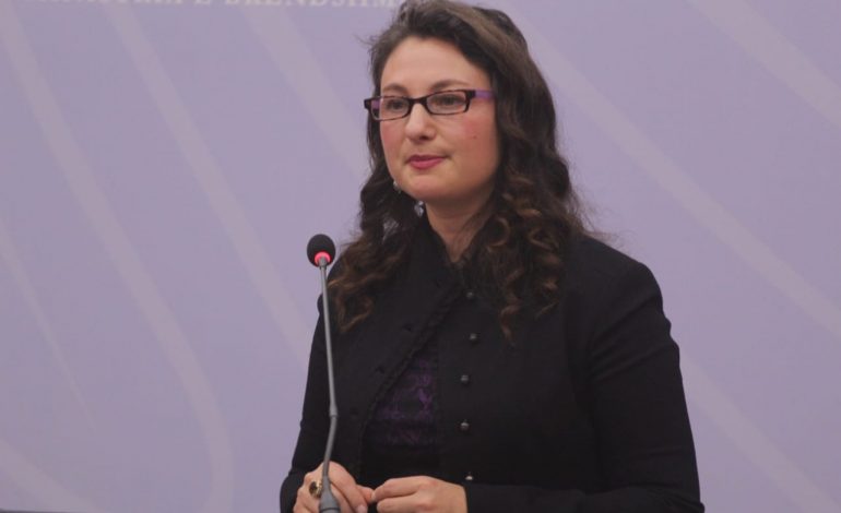 “SHBA PO KËSHILLON PROKURORËT”/ Ambasadorja amerikane: Reforma në Drejtësi nuk do ndalet