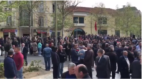 PAMJET E PARA/ Kjo është pjesëmarrja në protestën opozitës para Kuvendit (VIDEO)