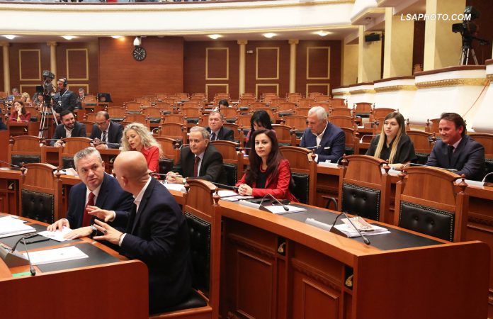 DEPUTETËT E RINJ/ Dorëzojnë formularin në KQZ tre kandidatë të PD-së (EMRAT)