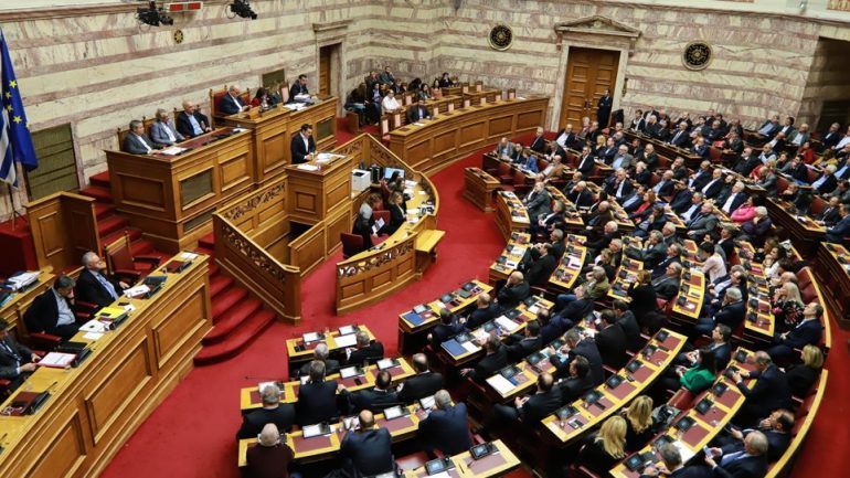 “KUJDES, DO KETË VIKTIMA”/ Alarm për bombë. Mbyllet parlamenti grek