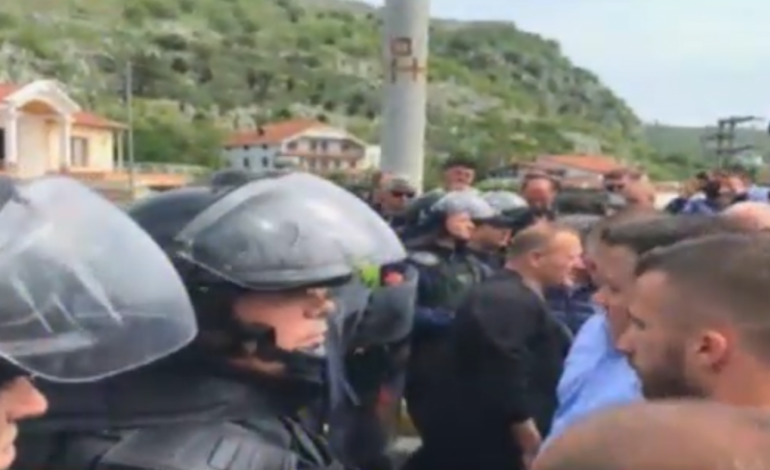 BLOKIMI I RRUGËS NË SHKODËR NGA PD/ Ambulanca detyrohet të kthehet mbrapsht dhe prifti nuk shkon dot në… (FOTO+VIDEO)