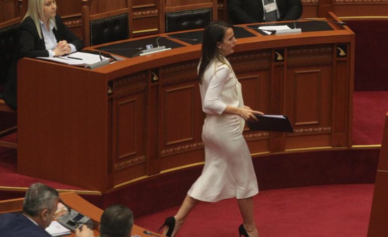 GRUPI I RI PARLAMENTAR/ Reagon Rudina Hajdari: Nuk u largova unë, PD-ja vendosi të shkrijë grupin