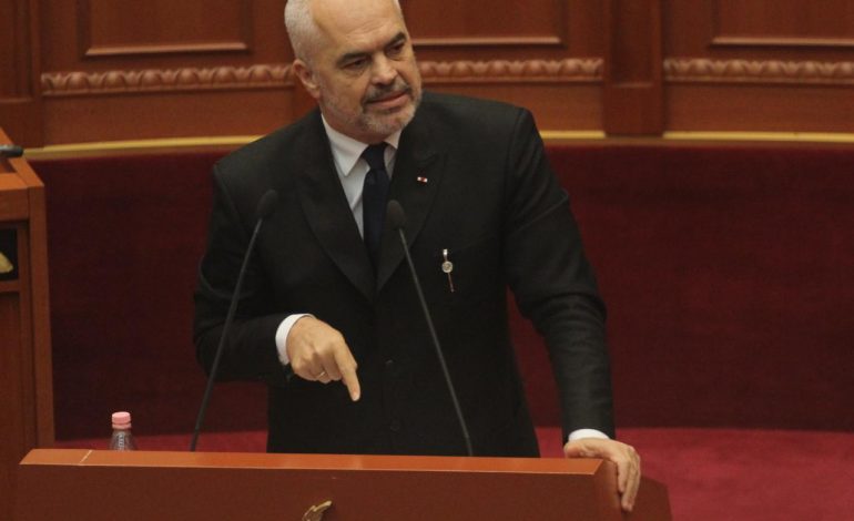 “SHPORRJE, ZJARR, VDEKJE”/ Rama ironi me Bashën: Nuk ndryshon qeveria duke kënduar himnin stonato