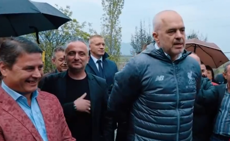RRUGA E RE E TOROVICËS/ Rama i jep lule lezhjanit: Bardh e kuq se ke votuar LSI, blu s’kam (VIDEO)
