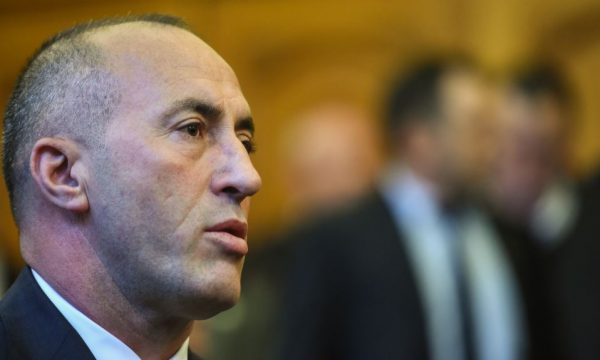 “SHQIPTARËT, GJAKPIRËS E TERRORISTË/ Kryeministri Haradinaj shkarkon urgjent ministrin