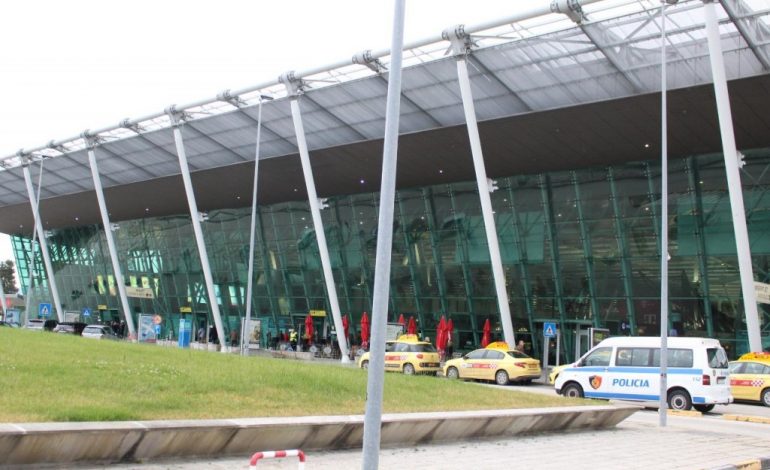 VJEDHJA E BAGAZHEVE/ Policia letër kompanive ajrore: Merrni masa, vendosni kamera në …
