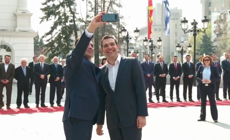VIZITA HISTORIKE/ Tsipras shkoi në Shkup me 10 ministra e 100 biznesmenë