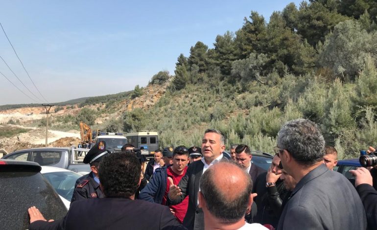 MBYLLEN GURORET NË MALIN E KRUJËS/ Ministri Klosi përplaset në terren me pronarët: Këtu nuk ka shance… (VIDEO+FOTO)