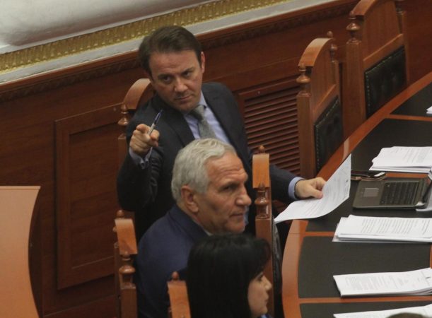 “ME QETËSI DHE DASHURI”/ Ralf Gjoni përdor shprehjen e presidentit Meta