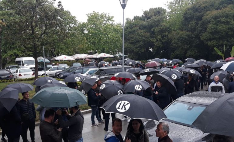 RIKTHEHEN FLAMUJT E PD/ Nis protesta e opozitës, hidhen shashka dhe flakadanë