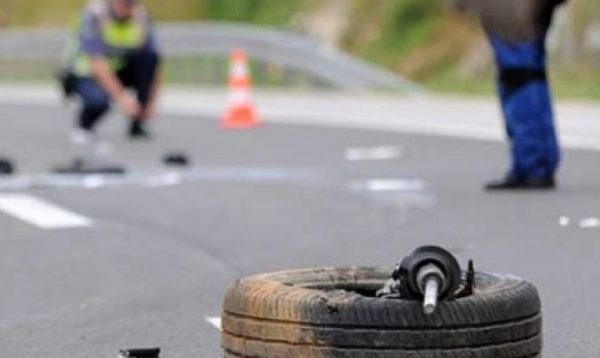 AKSIDENT NË FUSHË-KRUJË/ Makina bëhet copë por zhduken pasagjerët (FOTO)