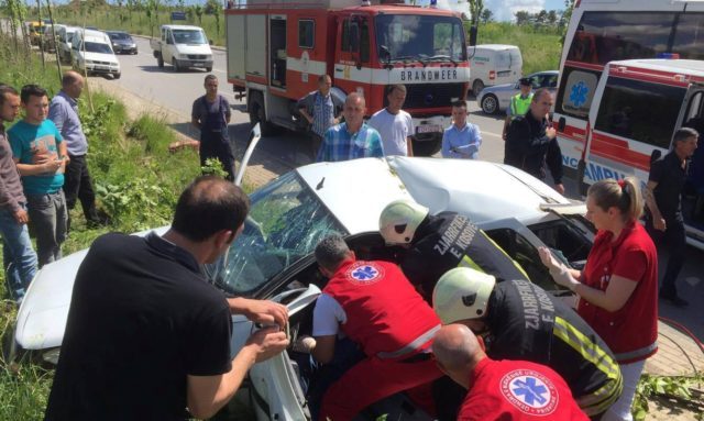 BABË E BIRË NGA TROPOJA VDESIN NË AKSIDENT/ Ja momenti i PËRPLASJES fatale (VIDEO E TMERRSHME)