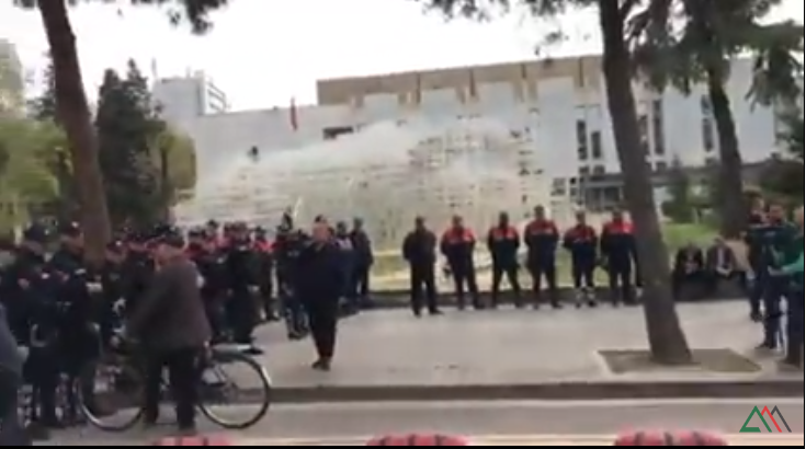 PROTESTA E OPOZITËS PA BASHËN/ Blindohet KUVENDI, 1300 policë në gatishmëri (VIDEO)