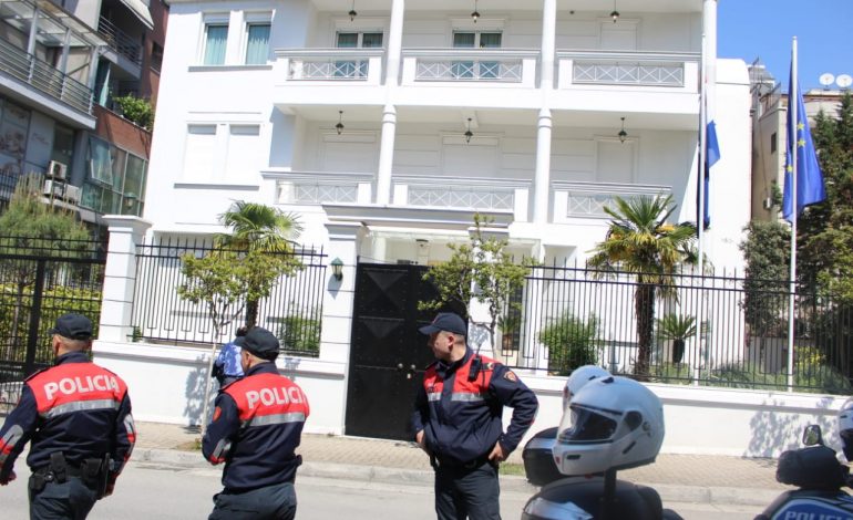 PROTESTA PËR RIKTHIMIN E VIZAVE/ Policia “blindon” Ambasadën e Holandës