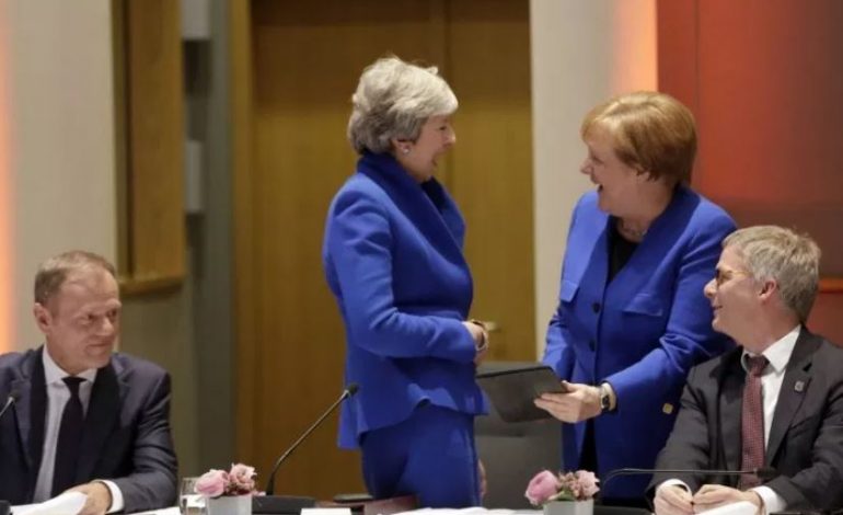 “THYEJNË AKULLIN” E SAMITIT/ Çfarë e bëri të qeshë Theresa May dhe Angela Merkel?