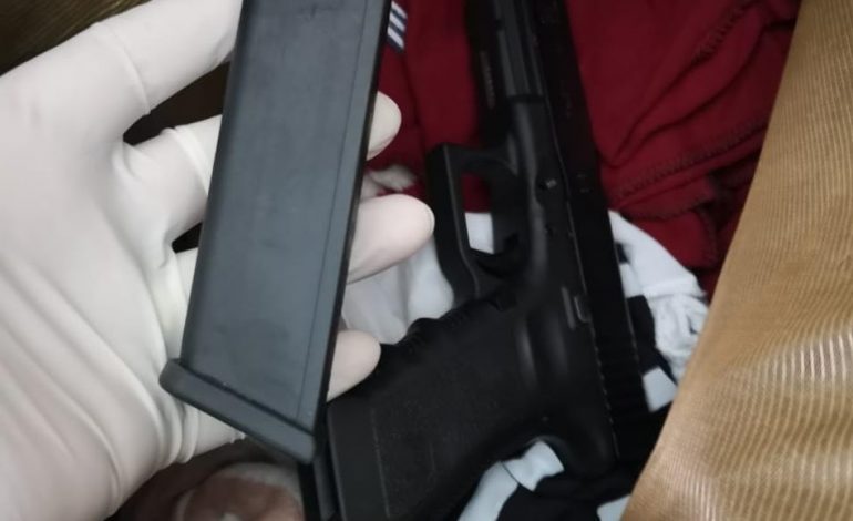 IU GJET ARMË ZJARRI NË BAGAZH/ Kapet 45 vjeçarja nga Fieri. Dyshohet se…