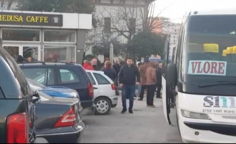 PROTESTA E OPOZITËS/ Detajet e para: Të rinjtë e PD shpërndajnë çadra me…