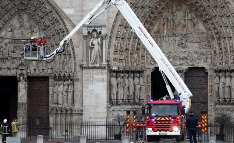 DJEGIA E NOTRE-DAME/ Qeveria franceze mbledhje urgjente për të përgatitur një rindërtimin