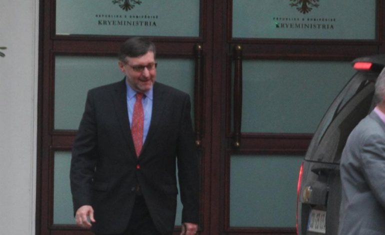 SITUATA POLITIKE/ Zyrtari i lartë amerikan mbaron takimin 100 minuta me kryeministrin Rama