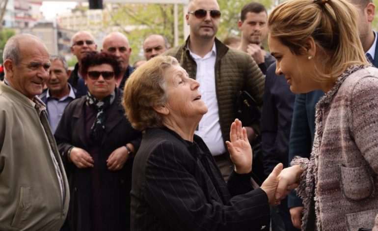 LIVE NGA PROTESTA/ Kryemadhi poston videon, komentuesi: Jeni bërë si tek filmi… (FOTO)