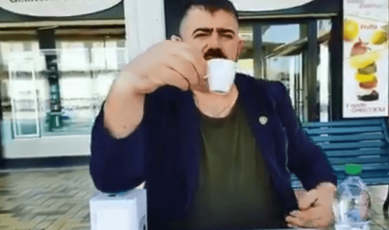 “THELBI QENDRON TEK KYÇI I DORËS”/ Kaubojsi tregon si të pimë kafen dhe sfidon…