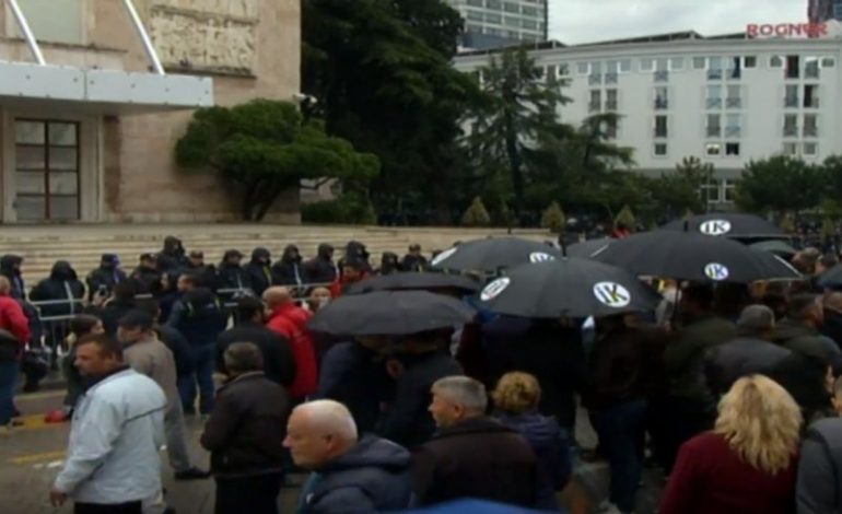 E TURPSHME/ Protestuesit e opozitës gjuajnë me DOMATE policët dhe kryeministrinë
