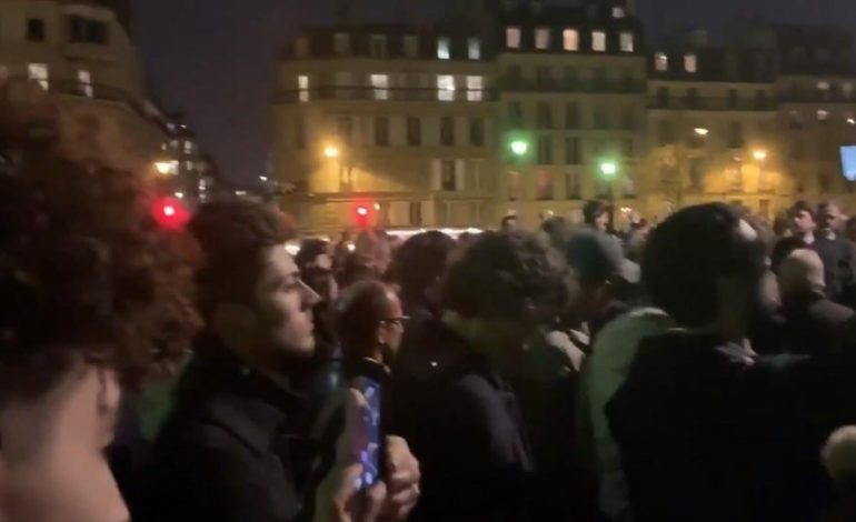 PËRLOTET NGA BOTA/ Turma në Paris këndon “Ave Maria” duke parë Notre Dame të digjej! (VIDEO)