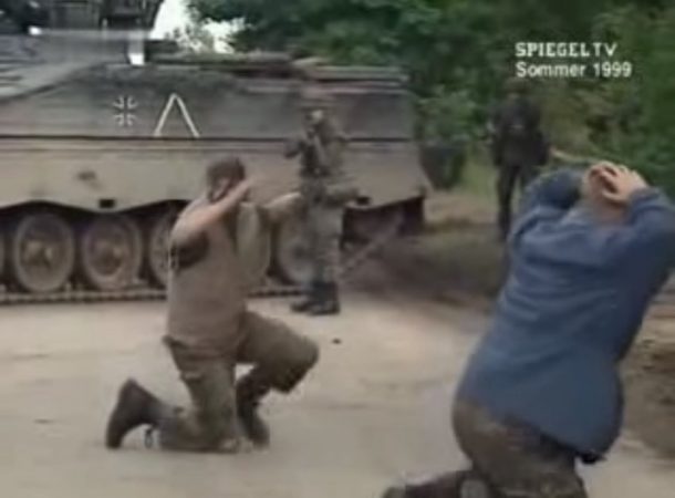 PAMJE TË RRALLA/ Ja si u larguan serbët të turpëruar nga Kosova (VIDEO)