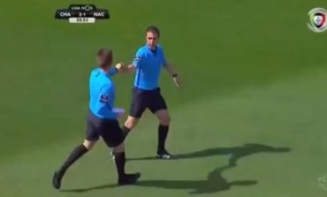 E PABESUESHME NË KAMPIONATIN PORTUGEZ/ Arbitri ndal ndeshjen për të shkuar në tualet (VIDEO)