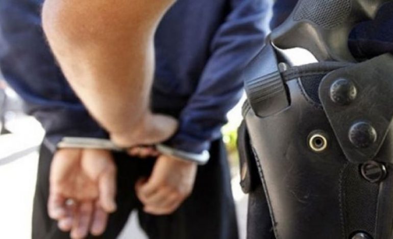 “KALLASH DHE PISTOLETË NË SHTËPI”/ Arrestohet 54-vjeçarin, policia u njoftua nga…