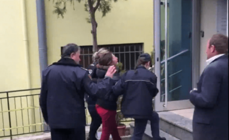 BRITMA E LOT!/ Vajza shtatzënë dhe vëllai në gjyq për mina me telekomandë. Babai: Ç’më bëre o bir?! (VIDEO)